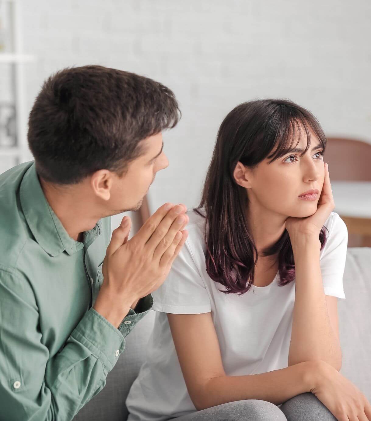 Image of a couple having a stressful conversation. With the help of Relationship Experts, you and your partner can find ways to effectively overcome communication issues with the help of couples therapy in Miami, FL.
