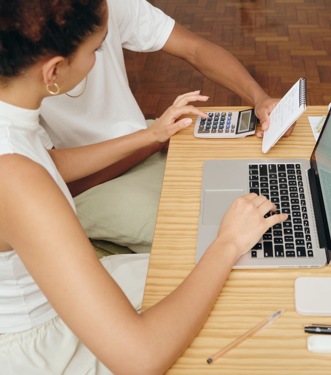 Couple with calculator and laptop weighing out of network couples therapy cost and how to get reimbursed for out of network therapy in Miami, Aventura and Ft. Lauderdale. Book a free consultation with a specialized couples therapist in Florida.
